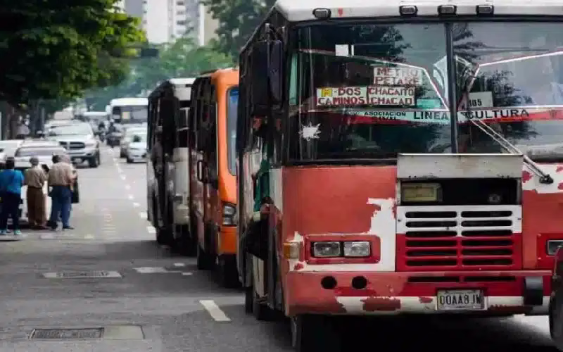 Transporte urbano venezolano en crisis: 40% de las unidades paralizadas bajo el régimen de Maduro