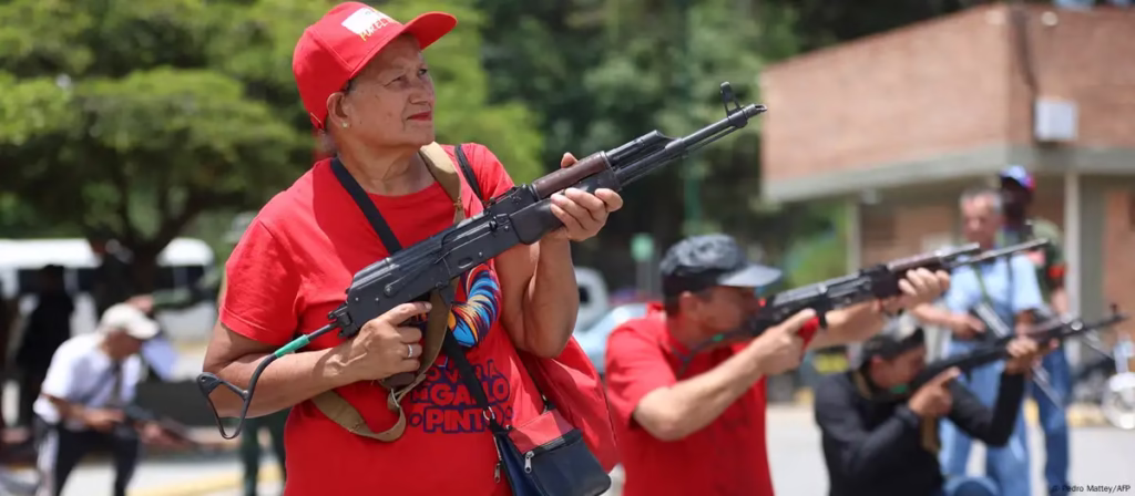 “Militares de Venezuela durante ejercicios de comunicación en Caracas ante posible estado de excepción”.