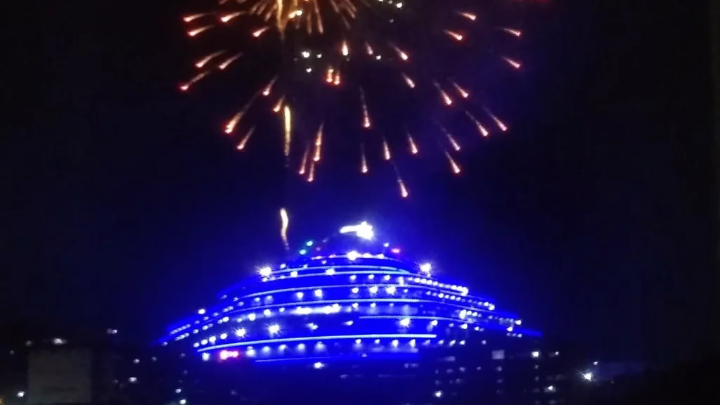 Fuegos artificiales desde El Helicoide en Caracas durante el inicio anticipado de la Navidad decretado por Nicolás Maduro.