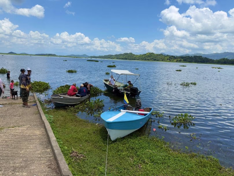 "Adultos mayores Guardianes del Parque Leonardo Hernández limpiando y rescatando el embalse Las Majaguas en Portuguesa, Venezuela."