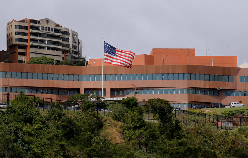 Fachada de la embajada de EE.UU. en Caracas con personal de seguridad reforzado