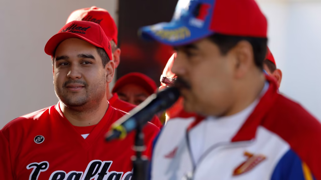 “Oficial del FBI respondiendo ante bandera de EE. UU. y Venezuela en investigación financiera”