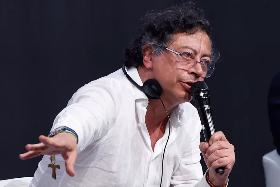 “Embarcación destruida tras bombardeo en el Caribe, con presión diplomática entre Colombia y EE. UU.”